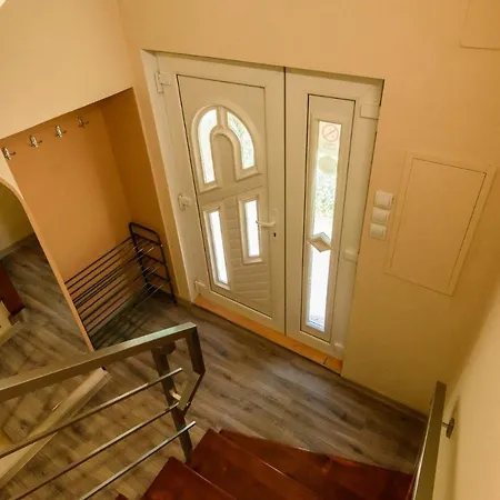 Elegant 2 Bešeňová